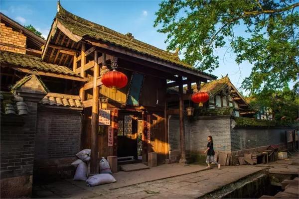 中国华融资产管理因信息披露不及时遭警示